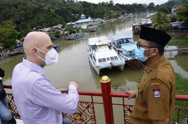 Plt. Walikota Padang Hendri Septa berdiskusi dengan Tenaga ahli dari GIZ-Jerman/Center for International Migration and Development (CIM) Mr. Michell Rohmann terkait rencana mempercantik Batang Arau.